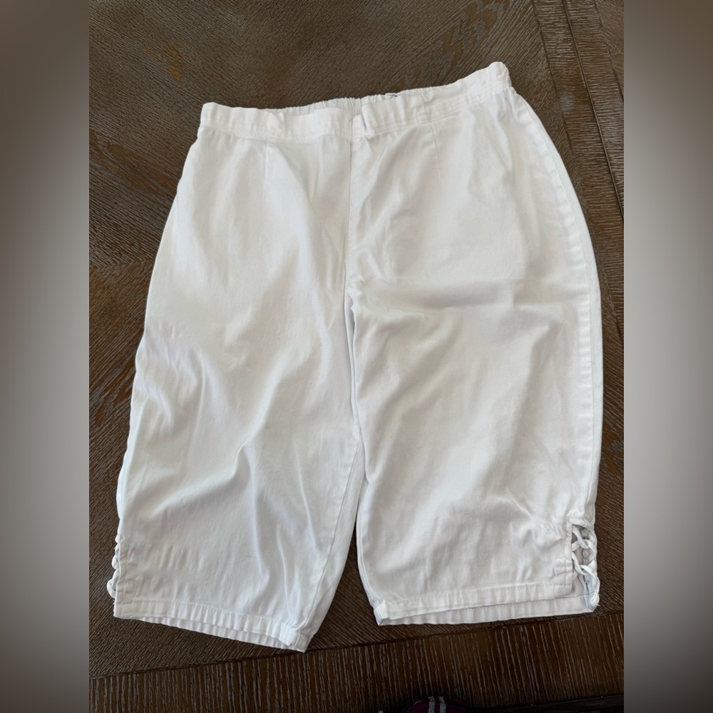 Croft & Barrow White Capri Pants Sz 14Pet Mid Rise Waist 34” Inseam 14”